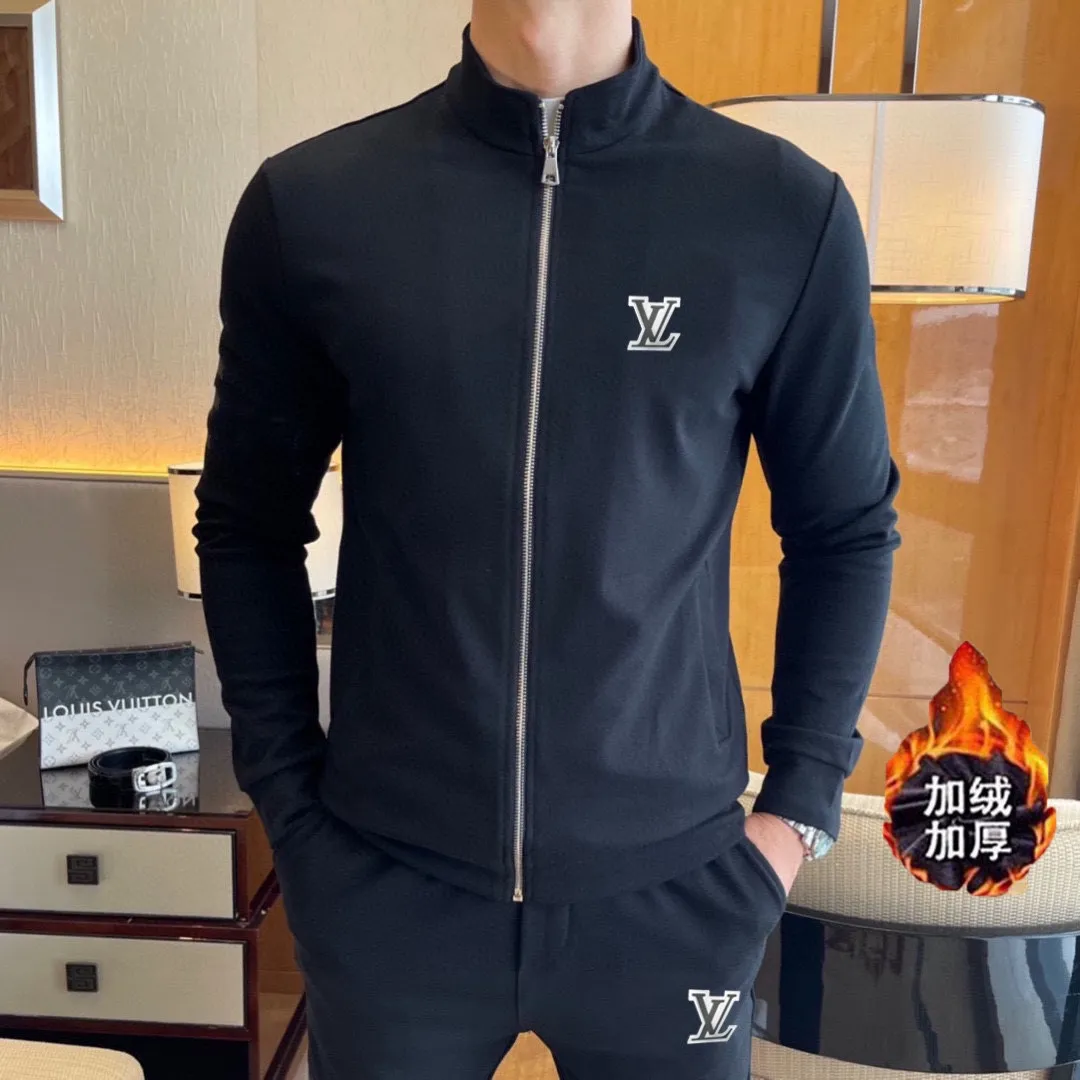 🅿️460 brand [LV Louis Vuitton] (velvet and thickened) 2025 autumn and winter new products, celebrities’ favorite fashion-flavored casual suits, clean and neat tailoring, full of urban style. Made of high-quality customized fabrics, the inner warmth is excellent, the hand feels soft and dry, and the upper body effect is crisp and stylish. The three-dimensional cutting process and the pattern are all of high standards, and the silhouette version has the right benefits! It is not tight at all, and you feel good when you wear it. So many top-quality raw materials create high-end products with unparalleled value. It is the first choice for high-end fashion people. (Size: M-4XL can wear up to 200 pounds)